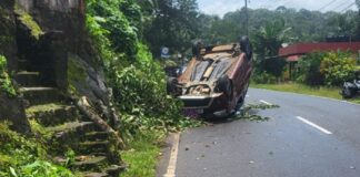 റോഡിലെ കുഴി വില്ലനായി : പെരുനാട് കാർ മറിഞ്ഞു, ഡ്രൈവർ അത്ഭുതകരമായി രക്ഷപെട്ടു