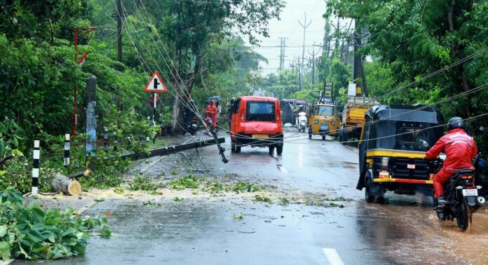 ആലപ്പുഴയിലും ശക്തമായ മഴ ; പല പ്രദേശങ്ങളും വെള്ളക്കെട്ടിൽ ഒറ്റപ്പെട്ടു ആലപ്പുഴയിലും ശക്തമായ മഴ ; പല പ്രദേശങ്ങളും വെള്ളക്കെട്ടിൽ ഒറ്റപ്പെട്ടു