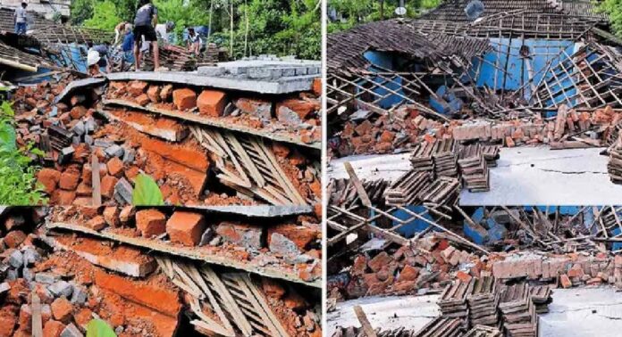 പാലക്കാട് വള്ളിക്കോട് പാലക്കാപ്പറമ്പിൽ നിർമ്മാണത്തിരുന്ന രണ്ടുനില വീട് തകർന്നുവീണു പാലക്കാട് വള്ളിക്കോട് പാലക്കാപ്പറമ്പിൽ നിർമ്മാണത്തിരുന്ന രണ്ടുനില വീട് തകർന്നുവീണു