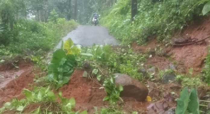 വെച്ചൂച്ചിറ കക്കുടുക്ക റോഡിൽ മണ്ണിടിച്ചിൽ : റോഡ് ഗതാഗതയോഗ്യമാക്കാൻ ഡിവൈഎഫ്ഐ പ്രവർത്തകർ രംഗത്ത് വെച്ചൂച്ചിറ കക്കുടുക്ക റോഡിൽ മണ്ണിടിച്ചിൽ : റോഡ് ഗതാഗതയോഗ്യമാക്കാൻ ഡിവൈഎഫ്ഐ പ്രവർത്തകർ രംഗത്ത്