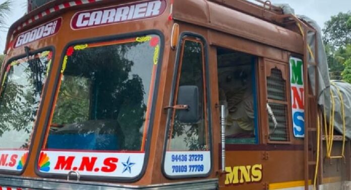 എഞ്ചിൻ തകരാറിലായ ഉപ്പ് ലോറി നീരേറ്റുപുറം പാലത്തിൽ കുടുങ്ങി എഞ്ചിൻ തകരാറിലായ ഉപ്പ് ലോറി നീരേറ്റുപുറം പാലത്തിൽ കുടുങ്ങി