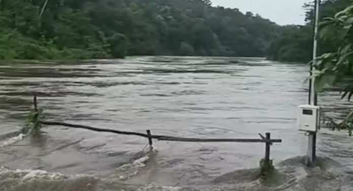 റാന്നി കുരുമ്പൻമൂഴി കോസ്വേ പൂർണ്ണമായും വെള്ളത്തിനടിയിൽ റാന്നി കുരുമ്പൻമൂഴി കോസ്വേ പൂർണ്ണമായും വെള്ളത്തിനടിയിൽ