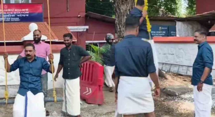 മ്യൂസിയം സ്റ്റേഷന് മുന്നിലെ ഇഡി കേസ് പ്രതികളുടെ ഓണാഘോഷം ; വീഴ്ച വരുത്തിയ പോലീസുകാരെ എആർ ക്യാമ്പിലേക്ക് മാറ്റും മ്യൂസിയം സ്റ്റേഷന് മുന്നിലെ ഇഡി കേസ് പ്രതികളുടെ ഓണാഘോഷം ; വീഴ്ച വരുത്തിയ പോലീസുകാരെ എആർ ക്യാമ്പിലേക്ക് മാറ്റും