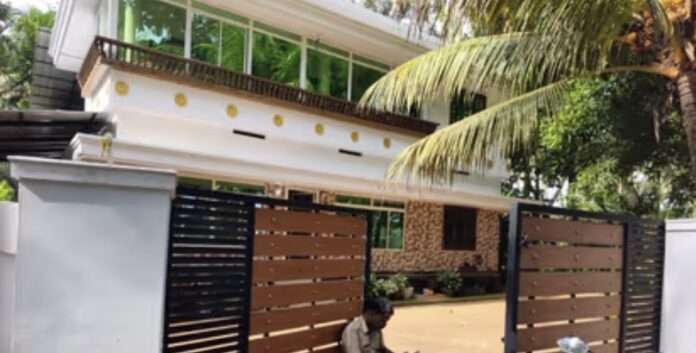 വ്യാപാരിയുടെ വീട്ടിൽ വൻ കവർച്ച; ലോക്കർ തകർത്ത് 50 പവൻ സ്വർണാഭരണങ്ങൾ കവർന്നു വ്യാപാരിയുടെ വീട്ടിൽ വൻ കവർച്ച; ലോക്കർ തകർത്ത് 50 പവൻ സ്വർണാഭരണങ്ങൾ കവർന്നു