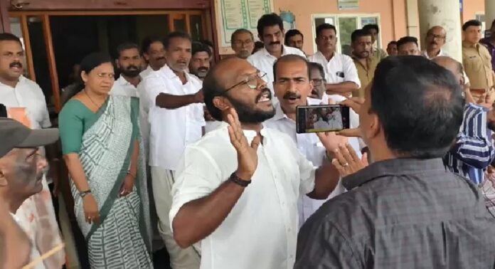 തൃശ്ശൂരിൽ പ്രതിഷേധം റിപ്പോര്ട്ട് ചെയ്യാനെത്തിയ മാധ്യമ പ്രവര്ത്തകര്ക്കെതിരെ കോണ്ഗ്രസ് പ്രവര്ത്തകരുടെ കൈയ്യേറ്റ ശ്രമം തൃശ്ശൂരിൽ പ്രതിഷേധം റിപ്പോര്ട്ട് ചെയ്യാനെത്തിയ മാധ്യമ പ്രവര്ത്തകര്ക്കെതിരെ കോണ്ഗ്രസ് പ്രവര്ത്തകരുടെ കൈയ്യേറ്റ ശ്രമം