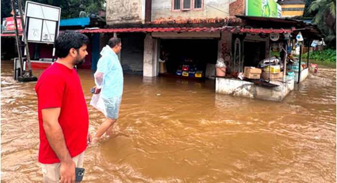 അച്ചന്കോവിലാറ്റിലും പമ്പയിലും ജല നിരപ്പ് ക്രമാതീതമായി ഉയരുന്നു : ഫയർ ഫോഴ്സിന്റെ മൂന്ന് അധിക ബോട്ടുകൾ കൊല്ലത്തു നിന്നും രണ്ട് എണ്ണം ആലപ്പുഴയിൽ നിന്നും ആറന്മുളയിലേക്ക് അച്ചന്കോവിലാറ്റിലും പമ്പയിലും ജല നിരപ്പ് ക്രമാതീതമായി ഉയരുന്നു : ഫയർ ഫോഴ്സിന്റെ മൂന്ന് അധിക ബോട്ടുകൾ കൊല്ലത്തു നിന്നും രണ്ട് എണ്ണം ആലപ്പുഴയിൽ നിന്നും ആറന്മുളയിലേക്ക്