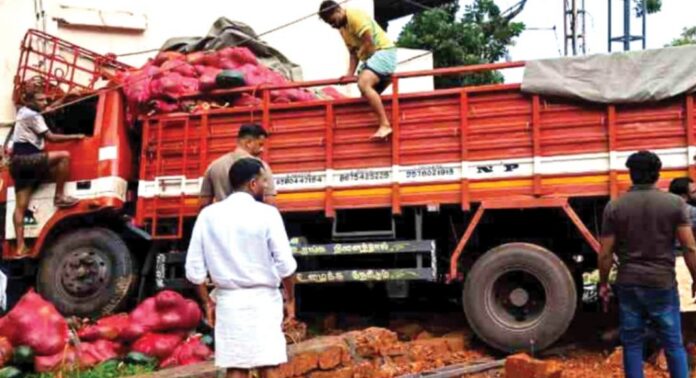 ഇറക്കത്തിൽ നിയന്ത്രണം നഷ്ടപ്പെട്ടു; ചരക്കുലോറി കെട്ടിടത്തിലേക്ക് ഇടിച്ചു കയറി അപകടം ഇറക്കത്തിൽ നിയന്ത്രണം നഷ്ടപ്പെട്ടു; ചരക്കുലോറി കെട്ടിടത്തിലേക്ക് ഇടിച്ചു കയറി അപകടം