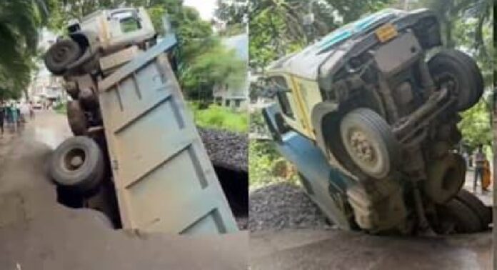 റോഡിലെ ഗട്ടറുകൾ അടക്കാൻ ഗ്രാവലുമായി എത്തിയ ടിപ്പർ റോഡിലെ വലിയ ഗർത്തത്തിലേക്ക് വീണു റോഡിലെ ഗട്ടറുകൾ അടക്കാൻ ഗ്രാവലുമായി എത്തിയ ടിപ്പർ റോഡിലെ വലിയ ഗർത്തത്തിലേക്ക് വീണു
