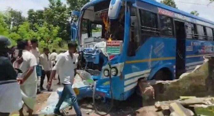 കൊട്ടാരക്കരയിൽ സ്വകാര്യ ബസുകൾ കൂട്ടിയിടിച്ച് 40 പേർക്ക് പരിക്ക് കൊട്ടാരക്കരയിൽ സ്വകാര്യ ബസുകൾ കൂട്ടിയിടിച്ച് 40 പേർക്ക് പരിക്ക്
