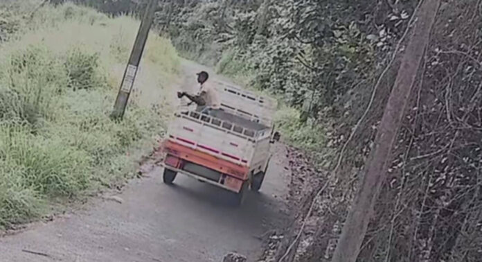 അടൂര് കോട്ടമുകള് – നെല്ലിമൂട്ടില്പടി കനാല് റോഡില് ഹോട്ടല് മാലിന്യങ്ങള് തള്ളുന്നത് പതിവാകുന്നു അടൂര് കോട്ടമുകള് – നെല്ലിമൂട്ടില്പടി കനാല് റോഡില് ഹോട്ടല് മാലിന്യങ്ങള് തള്ളുന്നത് പതിവാകുന്നു