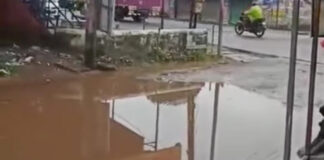 വെള്ളക്കെട്ടിന് കാരണമായി പറക്കോട് ഓടകള് നിറഞ്ഞ് മണ്ണും മാലിന്യങ്ങളും
