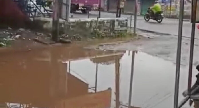 വെള്ളക്കെട്ടിന് കാരണമായി പറക്കോട് ഓടകള് നിറഞ്ഞ് മണ്ണും മാലിന്യങ്ങളും വെള്ളക്കെട്ടിന് കാരണമായി പറക്കോട് ഓടകള് നിറഞ്ഞ് മണ്ണും മാലിന്യങ്ങളും