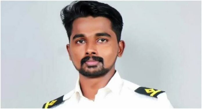 യുക്രൈനില് കപ്പൽ ആക്രമണത്തിൽ കൊല്ലപ്പെട്ട അഖിൽ ജോയന്റെ മൃതദേഹം വീട്ടിലെത്തിച്ചു യുക്രൈനില് കപ്പൽ ആക്രമണത്തിൽ കൊല്ലപ്പെട്ട അഖിൽ ജോയന്റെ മൃതദേഹം വീട്ടിലെത്തിച്ചു