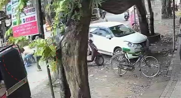 ഫോർട്ട് കൊച്ചിയിൽ ആംബുലൻസിൽ നിന്ന് രോഗി റോഡിലേക്ക് തെറിച്ചു വീണു ഫോർട്ട് കൊച്ചിയിൽ ആംബുലൻസിൽ നിന്ന് രോഗി റോഡിലേക്ക് തെറിച്ചു വീണു