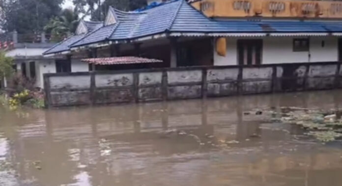 വെള്ളത്തില് മുങ്ങി തിരുവല്ല അപ്പര് കുട്ടനാട് മേഖലകള് വെള്ളത്തില് മുങ്ങി തിരുവല്ല അപ്പര് കുട്ടനാട് മേഖലകള്