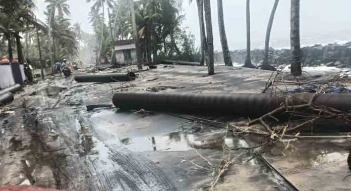 ആറാട്ടുപുഴയിലും തൃക്കുന്നപ്പുഴയിലും കടലാക്രമണം രൂക്ഷം ; വീടുകളിൽ വെള്ളം കയറി ആറാട്ടുപുഴയിലും തൃക്കുന്നപ്പുഴയിലും കടലാക്രമണം രൂക്ഷം ; വീടുകളിൽ വെള്ളം കയറി