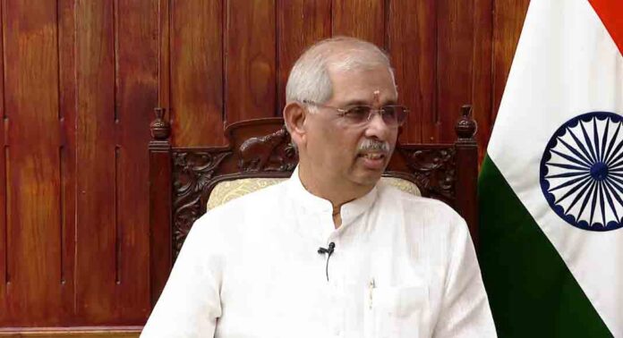 ഉദ്യോഗസ്ഥരെ ലോക് ഭവനിലേക്ക് വിളിച്ചു വരുത്തരുതെന്ന മുഖ്യമന്ത്രിയുടെ നിലപാട് തള്ളി ഗവർണർ ഉദ്യോഗസ്ഥരെ ലോക് ഭവനിലേക്ക് വിളിച്ചു വരുത്തരുതെന്ന മുഖ്യമന്ത്രിയുടെ നിലപാട് തള്ളി ഗവർണർ