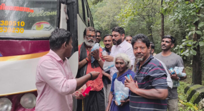 ശബരിമല പാതയിൽ അയ്യപ്പഭക്തർക്കും ആദിവാസി കുടുംബങ്ങൾക്കും കാരുണ്യത്തിന്റെ കൈത്താങ്ങായി യൂത്ത് കോൺഗ്രസ് ശബരിമല പാതയിൽ അയ്യപ്പഭക്തർക്കും ആദിവാസി കുടുംബങ്ങൾക്കും കാരുണ്യത്തിന്റെ കൈത്താങ്ങായി യൂത്ത് കോൺഗ്രസ്