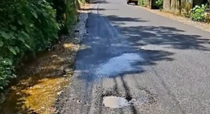 ഉന്നത നിലവാരത്തിൽ നിർമ്മിക്കുന്ന ഇട്ടിയപ്പാറ-ബംഗ്ലാംകടവ് റോഡിൽ കുഴി രൂപപ്പെട്ടു : പ്രതിഷേധം ശക്തം ഉന്നത നിലവാരത്തിൽ നിർമ്മിക്കുന്ന ഇട്ടിയപ്പാറ-ബംഗ്ലാംകടവ് റോഡിൽ കുഴി രൂപപ്പെട്ടു : പ്രതിഷേധം ശക്തം