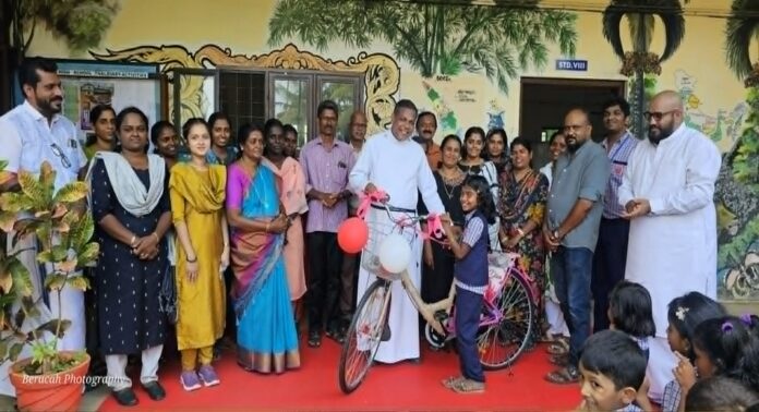 വൺ മില്യൻ തൂഫാൻ ഗോൾസ് ; തലവടി സിഎംഎസ് ഹൈസ്ക്കൂളിലെ ഭാഗ്യശാലിക്ക് സൈക്കിൾ സമ്മാനിച്ചു വൺ മില്യൻ തൂഫാൻ ഗോൾസ് ; തലവടി സിഎംഎസ് ഹൈസ്ക്കൂളിലെ ഭാഗ്യശാലിക്ക് സൈക്കിൾ സമ്മാനിച്ചു