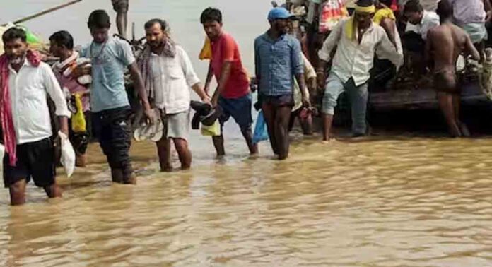 നേപ്പാൾ മിന്നൽ പ്രളയം : ബിഹാറിൽ കനത്ത ജാഗ്രതയും വ്യാപക ഒഴിപ്പിക്കലും നേപ്പാൾ മിന്നൽ പ്രളയം : ബിഹാറിൽ കനത്ത ജാഗ്രതയും വ്യാപക ഒഴിപ്പിക്കലും