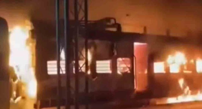 ബിഹാറില് ട്രെയിനിന് തീപിടിച്ചു ; ആളപായമില്ല ബിഹാറില് ട്രെയിനിന് തീപിടിച്ചു ; ആളപായമില്ല