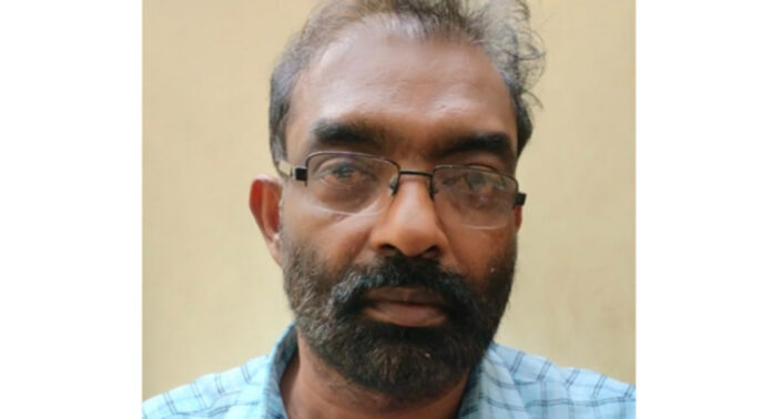ക്ഷേത്രത്തില് വച്ച് സ്ത്രീയുടെ കണ്ണിൽ മുളകുപൊടി വിതറി മാല പൊട്ടിക്കാൻ ശ്രമിച്ച പൂജാരി പിടിയില് ക്ഷേത്രത്തില് വച്ച് സ്ത്രീയുടെ കണ്ണിൽ മുളകുപൊടി വിതറി മാല പൊട്ടിക്കാൻ ശ്രമിച്ച പൂജാരി പിടിയില്