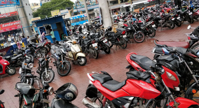 ഇരുചക്രവാഹനങ്ങളിൽ പുതിയ സംവിധാനം ; പുക കൂടിയാൽ വാഹനത്തിന്റെ വേഗം കുറയും ഇരുചക്രവാഹനങ്ങളിൽ പുതിയ സംവിധാനം ; പുക കൂടിയാൽ വാഹനത്തിന്റെ വേഗം കുറയും