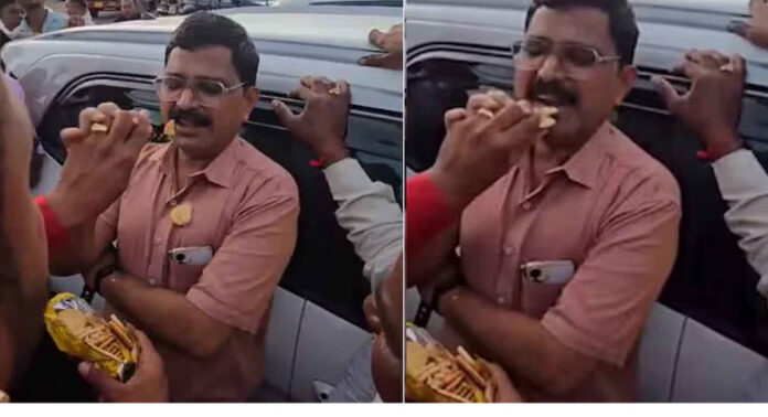 കൈക്കൂലി വാങ്ങി കേസ് ഒതുക്കിതീർത്തു ; കാലാവധി കഴിഞ്ഞ ബിസ്കറ്റ് ഉദ്യോഗസ്ഥന്റെ വായിൽ തിരുകി ജനക്കൂട്ടം കൈക്കൂലി വാങ്ങി കേസ് ഒതുക്കിതീർത്തു ; കാലാവധി കഴിഞ്ഞ ബിസ്കറ്റ് ഉദ്യോഗസ്ഥന്റെ വായിൽ തിരുകി ജനക്കൂട്ടം
