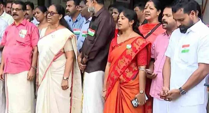 കോഴിക്കോട് ദേശീയഗാനവും വന്ദേമാതരവും ഒരേസമയം ആലപിച്ച സംഭവം : നിയമവശം പരിശോധിച്ച ശേഷം തുടർനടപടിയെന്ന് പോലീസ് കോഴിക്കോട് ദേശീയഗാനവും വന്ദേമാതരവും ഒരേസമയം ആലപിച്ച സംഭവം : നിയമവശം പരിശോധിച്ച ശേഷം തുടർനടപടിയെന്ന് പോലീസ്