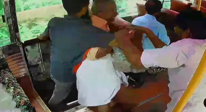 ബസിലേക്ക് കയറുന്നതിനിടെ കാലിടറി പുറത്തേക്ക് തെറിച്ചുവീഴാൻപോയ യാത്രക്കാരന് രക്ഷകനായി ക്ലീനർ ബസിലേക്ക് കയറുന്നതിനിടെ കാലിടറി പുറത്തേക്ക് തെറിച്ചുവീഴാൻപോയ യാത്രക്കാരന് രക്ഷകനായി ക്ലീനർ
