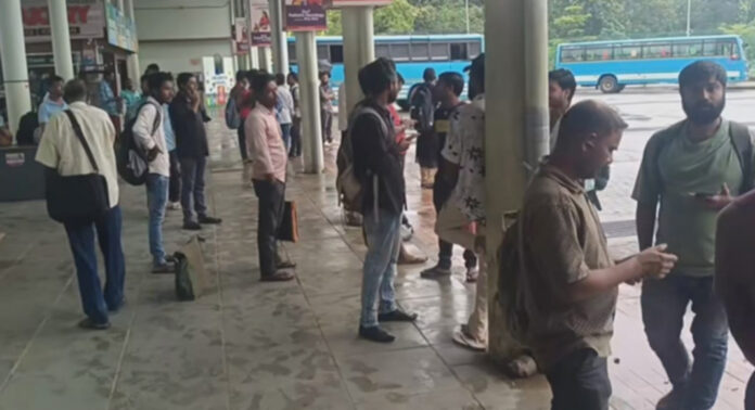 പത്തനംതിട്ടയില് ബസ് സര്വീസുകള് നിലച്ചു : അച്ചന്കോവിലാറ്റില് ജലനിരപ്പ് ഉയരുന്നു പത്തനംതിട്ടയില് ബസ് സര്വീസുകള് നിലച്ചു : അച്ചന്കോവിലാറ്റില് ജലനിരപ്പ് ഉയരുന്നു