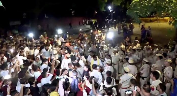 ജാതി അടിസ്ഥാനത്തിലുള്ള സംവരണം നിർത്തലാക്കണമെന്ന് വാദിച്ച് ജന്തർമന്തറിൽ പ്രതിഷേധിച്ചവരുമായി ചർച്ച നടത്തി കേന്ദ്ര സർക്കാർ ജാതി അടിസ്ഥാനത്തിലുള്ള സംവരണം നിർത്തലാക്കണമെന്ന് വാദിച്ച് ജന്തർമന്തറിൽ പ്രതിഷേധിച്ചവരുമായി ചർച്ച നടത്തി കേന്ദ്ര സർക്കാർ