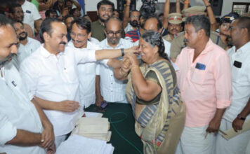 ദുരന്തബാധിതരെ ചേര്ത്തുപിടിച്ച് മുഖ്യമന്ത്രി : വ്യാപാരികള്ക്കുള്ള നഷ്ടപരിഹാരം പ്രത്യേകം പരിഗണിക്കും