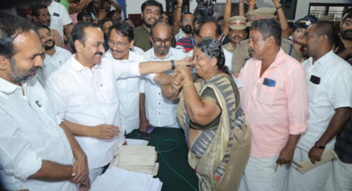 ദുരന്തബാധിതരെ ചേര്ത്തുപിടിച്ച് മുഖ്യമന്ത്രി : വ്യാപാരികള്ക്കുള്ള നഷ്ടപരിഹാരം പ്രത്യേകം പരിഗണിക്കും ദുരന്തബാധിതരെ ചേര്ത്തുപിടിച്ച് മുഖ്യമന്ത്രി : വ്യാപാരികള്ക്കുള്ള നഷ്ടപരിഹാരം പ്രത്യേകം പരിഗണിക്കും
