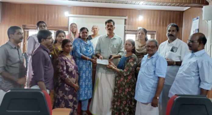 ഇരട്ട അര്ബുദം ബാധിച്ച വിദ്യാര്ഥിനിക്ക് ചികിത്സ ധനസഹായം കൈമാറി ഇരട്ട അര്ബുദം ബാധിച്ച വിദ്യാര്ഥിനിക്ക് ചികിത്സ ധനസഹായം കൈമാറി