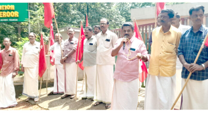 വന്യമൃഗ ശല്യത്തിന് പരിഹാരം കാണണം : സി.പി.ഐ ഞള്ളൂര് ഫോറസ്റ്റ് സ്റ്റേഷനിലേക്ക് മാര്ച്ചും ധര്ണ്ണയും നടത്തി വന്യമൃഗ ശല്യത്തിന് പരിഹാരം കാണണം : സി.പി.ഐ ഞള്ളൂര് ഫോറസ്റ്റ് സ്റ്റേഷനിലേക്ക് മാര്ച്ചും ധര്ണ്ണയും നടത്തി