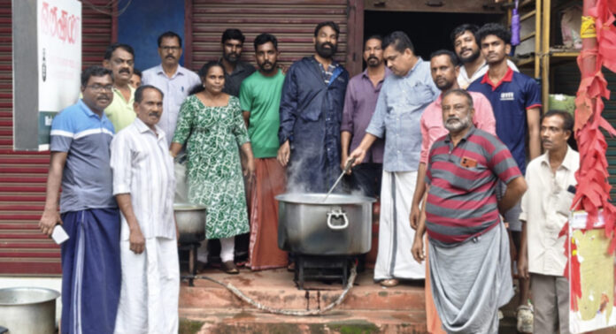 റാന്നിയില് ഒറ്റപ്പെട്ടുപ്പോയ ജനങ്ങൾക്കും രക്ഷാപ്രവര്ത്തകര്ക്കും ഭക്ഷണം ഒരുക്കി സി.പി.എം പ്രവര്ത്തകര് റാന്നിയില് ഒറ്റപ്പെട്ടുപ്പോയ ജനങ്ങൾക്കും രക്ഷാപ്രവര്ത്തകര്ക്കും ഭക്ഷണം ഒരുക്കി സി.പി.എം പ്രവര്ത്തകര്