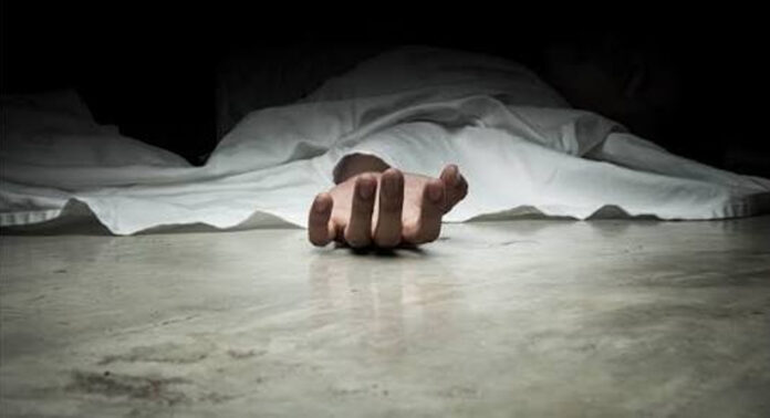 ഗുജറാത്തിൽ വിഷമദ്യ ദുരന്തം : ഏഴ് പേർ മരിച്ചു ; നിരവധി പേർ ഗുരുതരാവസ്ഥയിൽ ഗുജറാത്തിൽ വിഷമദ്യ ദുരന്തം : ഏഴ് പേർ മരിച്ചു ; നിരവധി പേർ ഗുരുതരാവസ്ഥയിൽ