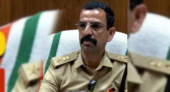 ഡെപ്യൂട്ടി എക്സൈസ് കമ്മീഷണര് അശോക് കുമാറിന്റെ വീട്ടില് വിജിലന്സിന്റെയും എക്സൈസ് കമ്മീഷണറുടെയും നേതൃത്വത്തില് മിന്നല് പരിശോധന ഡെപ്യൂട്ടി എക്സൈസ് കമ്മീഷണര് അശോക് കുമാറിന്റെ വീട്ടില് വിജിലന്സിന്റെയും എക്സൈസ് കമ്മീഷണറുടെയും നേതൃത്വത്തില് മിന്നല് പരിശോധന