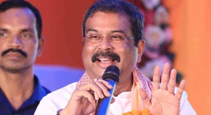 കേന്ദ്ര സർക്കാരിൽ പുനസംഘടന ഉടൻ ; നീറ്റ് സമരത്തിൽ രാജിവെച്ച ധർമേന്ദ്ര പ്രധാൻ സുപ്രധാന പദവിയിൽ തിരിച്ചെത്തിയേക്കുമെന്ന് സൂചന കേന്ദ്ര സർക്കാരിൽ പുനസംഘടന ഉടൻ ; നീറ്റ് സമരത്തിൽ രാജിവെച്ച ധർമേന്ദ്ര പ്രധാൻ സുപ്രധാന പദവിയിൽ തിരിച്ചെത്തിയേക്കുമെന്ന് സൂചന