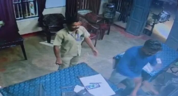 കൊല്ലത്ത് കെഎസ്ഇബി ഓഫീസിൽ കയറി ഉദ്യോഗസ്ഥനെ മർദിച്ച് യുവാവ് കൊല്ലത്ത് കെഎസ്ഇബി ഓഫീസിൽ കയറി ഉദ്യോഗസ്ഥനെ മർദിച്ച് യുവാവ്
