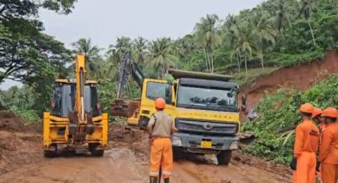 എടായിപ്പാലത്തിലെ മണ്ണിടിച്ചിൽ ; മണ്ണ് നീക്കം ചെയ്യുന്ന നടപടിക്രമങ്ങൾ ആരംഭിച്ചു എടായിപ്പാലത്തിലെ മണ്ണിടിച്ചിൽ ; മണ്ണ് നീക്കം ചെയ്യുന്ന നടപടിക്രമങ്ങൾ ആരംഭിച്ചു