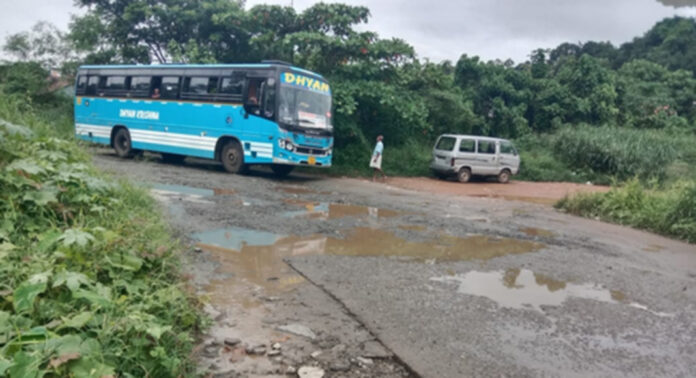 റാന്നി ഇട്ടിയപ്പാറ ബൈപ്പാസ് – ബസ് സ്റ്റാന്ഡ് റോഡ് തകര്ന്നു : യാത്ര ദുരിതം റാന്നി ഇട്ടിയപ്പാറ ബൈപ്പാസ് – ബസ് സ്റ്റാന്ഡ് റോഡ് തകര്ന്നു : യാത്ര ദുരിതം