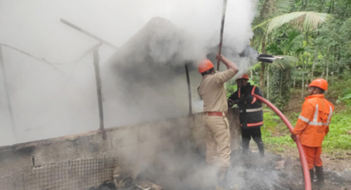 മലയാലപ്പുഴ തലച്ചിറയില് വിറക് പുരയ്ക്ക് തീ പിടിച്ചു മലയാലപ്പുഴ തലച്ചിറയില് വിറക് പുരയ്ക്ക് തീ പിടിച്ചു