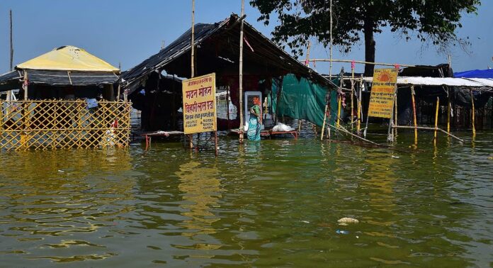 കനത്ത മഴയില് ഉത്തര്പ്രദേശിൽ പ്രളയം; 173 ഗ്രാമങ്ങളില് വെള്ളപ്പൊക്കം കനത്ത മഴയില് ഉത്തര്പ്രദേശിൽ പ്രളയം; 173 ഗ്രാമങ്ങളില് വെള്ളപ്പൊക്കം