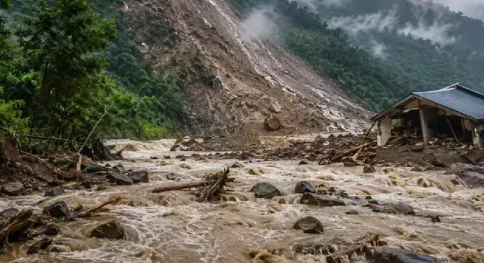 അരുണാചൽ പ്രദേശിൽ മിന്നൽ പ്രളയവും ഉരുൾപൊട്ടലും; നാല് മരണം അരുണാചൽ പ്രദേശിൽ മിന്നൽ പ്രളയവും ഉരുൾപൊട്ടലും; നാല് മരണം