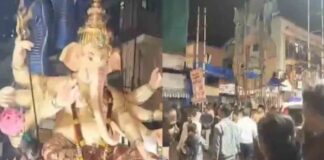 22 അടി ഉയരമുള്ള ഗണേശ വിഗ്രഹം മറിഞ്ഞുവീണ് 3 കഷ്ണങ്ങളായി തെറിച്ചു ; 2 പേർക്ക് ദാരുണാന്ത്യം
