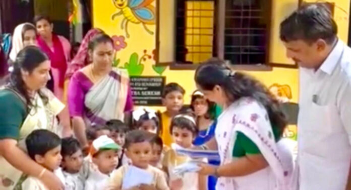സ്വാതന്ത്ര ദിനത്തില് അംഗനവാടികളിൽ സൗജന്യ യൂണിഫോം നൽകി പത്തനംതിട്ട നഗരസഭ കൗൺസിലർ അഡ്വ.ഗീത സുരേഷ് സ്വാതന്ത്ര ദിനത്തില് അംഗനവാടികളിൽ സൗജന്യ യൂണിഫോം നൽകി പത്തനംതിട്ട നഗരസഭ കൗൺസിലർ അഡ്വ.ഗീത സുരേഷ്
