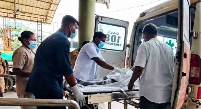 റോഡില് തളര്ന്നു വീണ നിലയില് വയോധികന് ; സൂര്യാഘാതം സ്ഥിരീകരിച്ച് ഡോക്ടര്മാര് റോഡില് തളര്ന്നു വീണ നിലയില് വയോധികന് ; സൂര്യാഘാതം സ്ഥിരീകരിച്ച് ഡോക്ടര്മാര്